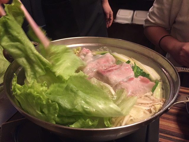 吟　お姉さんが大胆にレタスを鍋に投入