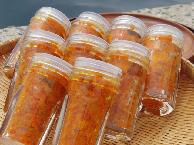 粒うに瓶詰め港背景
