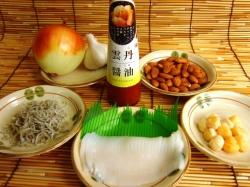 ベースは雲丹醤油、ピリ辛のにんにく旨みのイカ海鮮のチリメン香ばしさのアーモンド