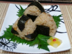 うに釜飯の素で作ったおむすび