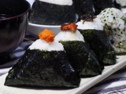 うにおむすび（うに、うにめかぶ、うにのり、うにふりかけ）