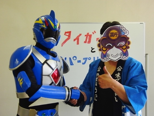 タイガーフークとパープルウーニ仲良く握手