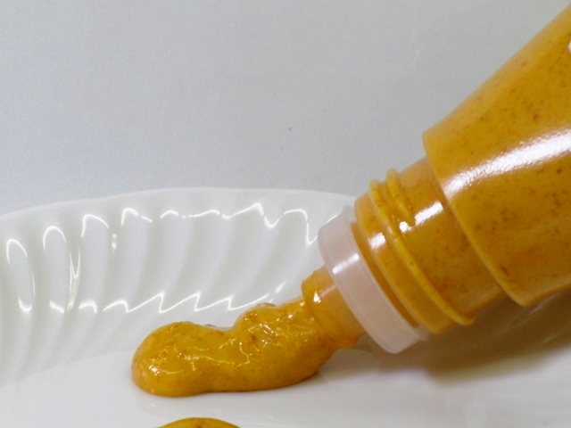 うにマヨネーズ味170ｇチューブ入りチューブから出ている図